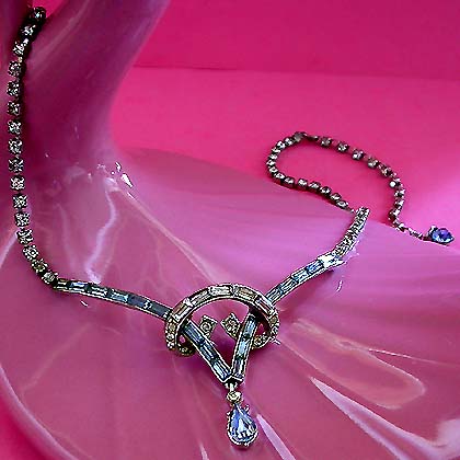a beautiful vintage costume jewelry necklace unsigned