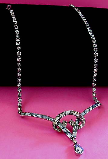 a beautiful vintage costume jewelry necklace unsigned