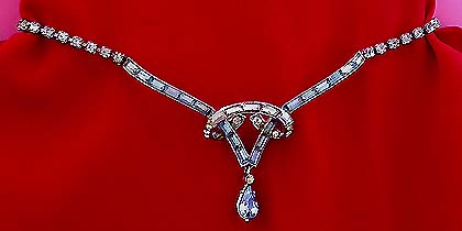 a beautiful vintage costume jewelry necklace unsigned