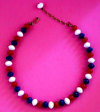 a beautiful vintage costume jewelry necklace unsigned