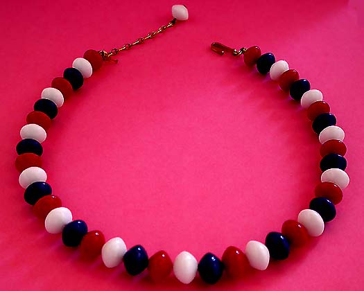a beautiful vintage costume jewelry necklace unsigned
