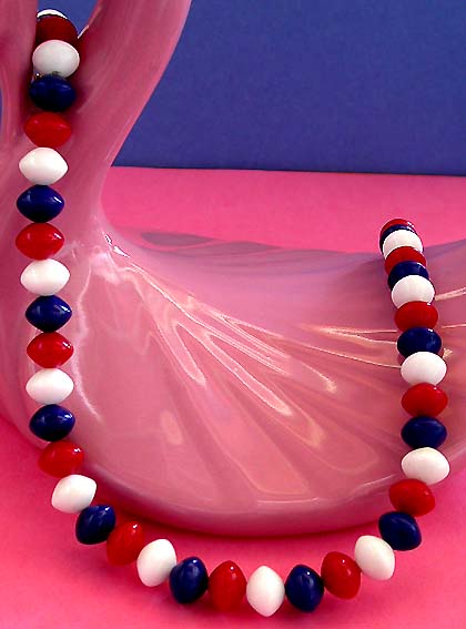 a beautiful vintage costume jewelry necklace unsigned
