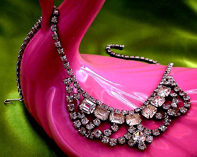 a beautiful vintage costume jewelry necklace unsigned