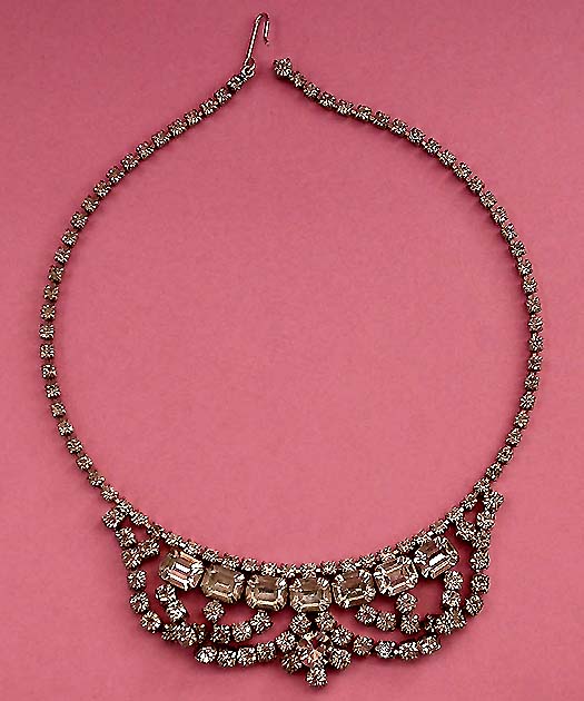 a beautiful vintage costume jewelry necklace unsigned