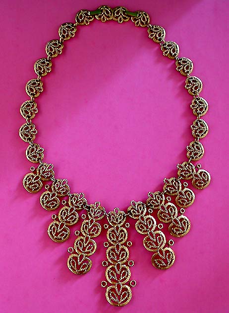a beautiful vintage costume jewelry necklace unsigned