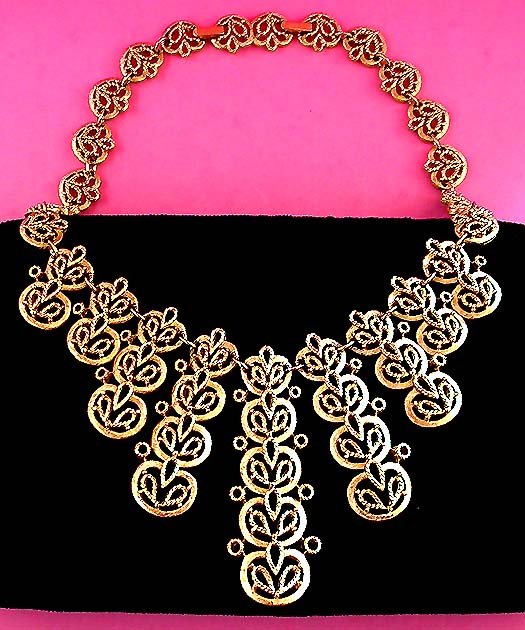 a beautiful vintage costume jewelry necklace unsigned