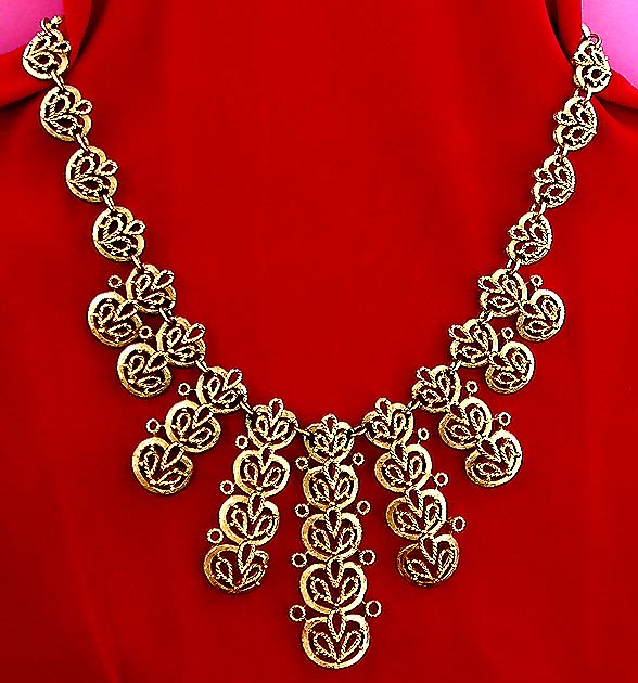 a beautiful vintage costume jewelry necklace unsigned
