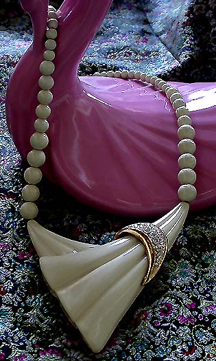 a beautiful vintage costume jewelry necklace unsigned