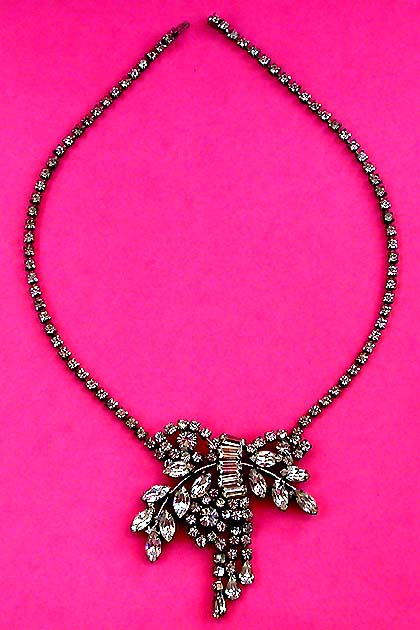 a beautiful vintage costume jewelry necklace unsigned