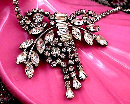a beautiful vintage costume jewelry necklace unsigned