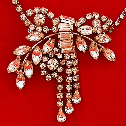 a beautiful vintage costume jewelry necklace unsigned