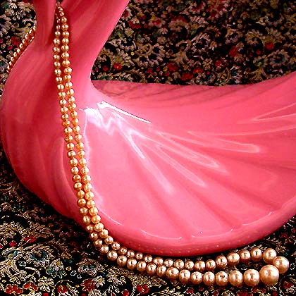 a beautiful vintage costume jewelry necklace unsigned