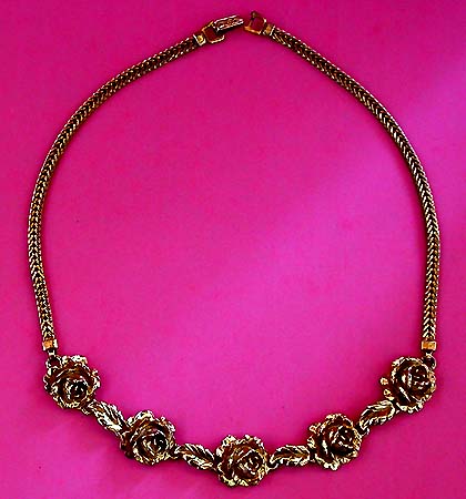 a beautiful vintage costume jewelry necklace unsigned