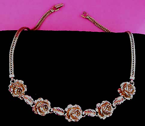 a beautiful vintage costume jewelry necklace unsigned