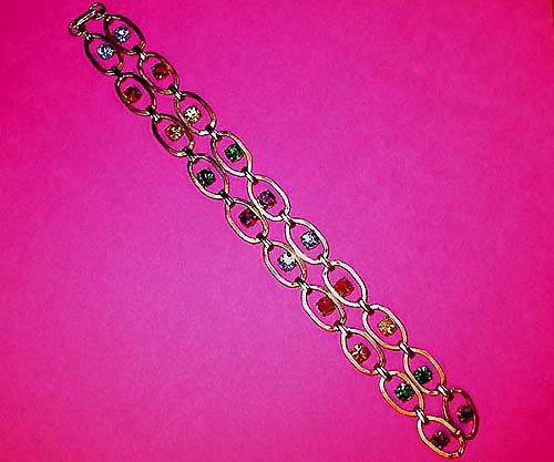 a beautiful vintage costume jewelry necklace unsigned