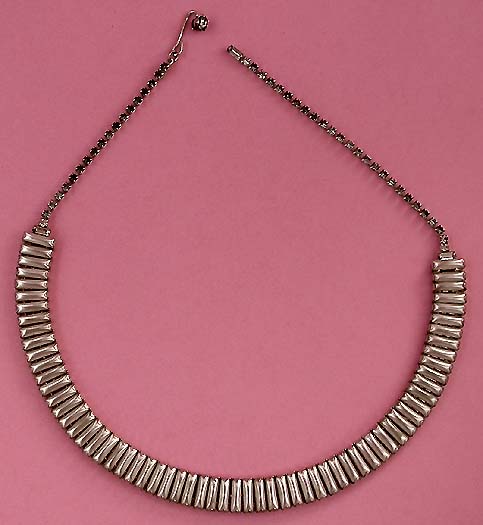 a beautiful vintage costume jewelry necklace unsigned