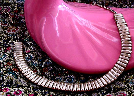 a beautiful vintage costume jewelry necklace unsigned