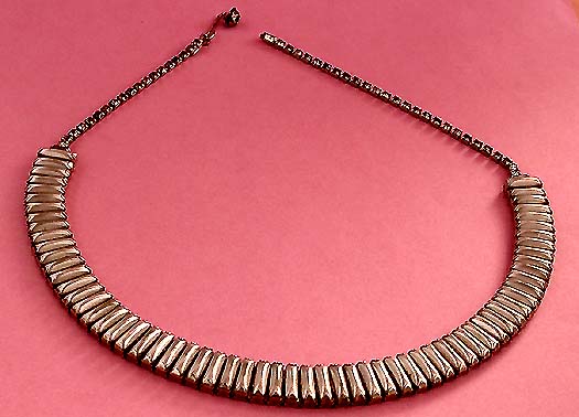 a beautiful vintage costume jewelry necklace unsigned