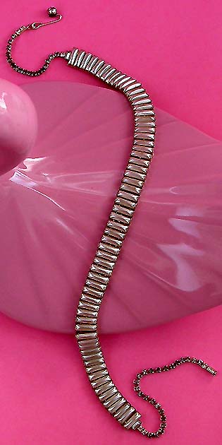 a beautiful vintage costume jewelry necklace unsigned