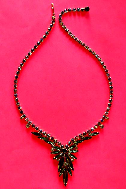 a beautiful vintage costume jewelry necklace unsigned