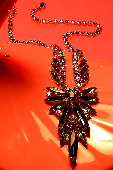 a beautiful vintage costume jewelry necklace unsigned