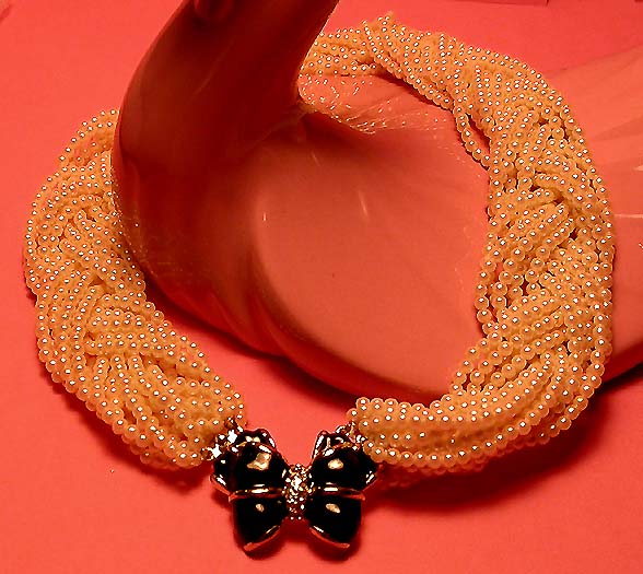 a beautiful vintage costume jewelry necklace unsigned