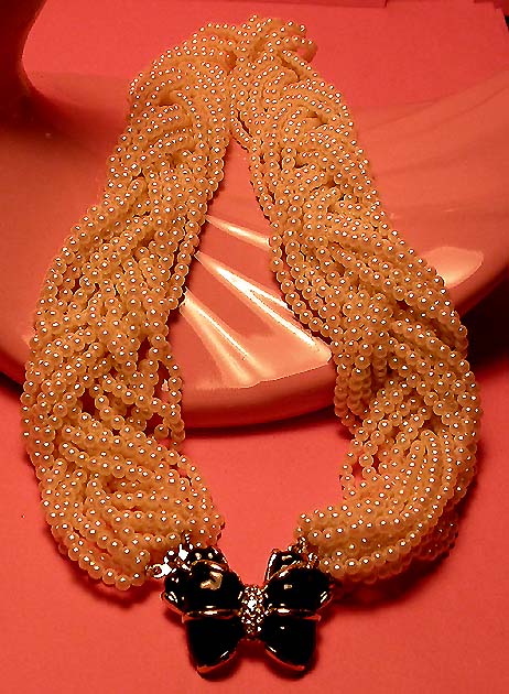 a beautiful vintage costume jewelry necklace unsigned