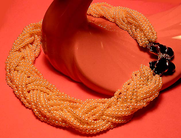 a beautiful vintage costume jewelry necklace unsigned