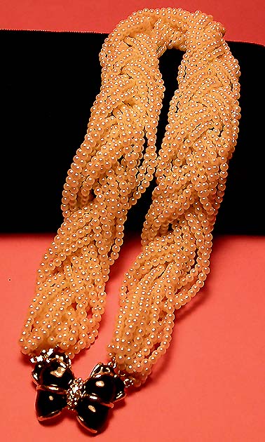 a beautiful vintage costume jewelry necklace unsigned