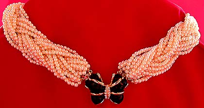 a beautiful vintage costume jewelry necklace unsigned