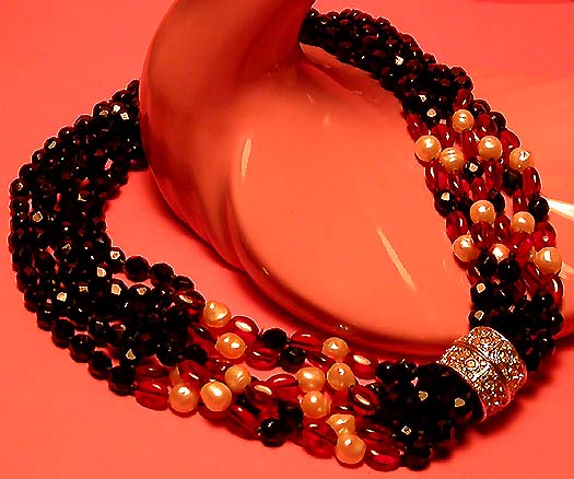 a beautiful vintage costume jewelry necklace unsigned