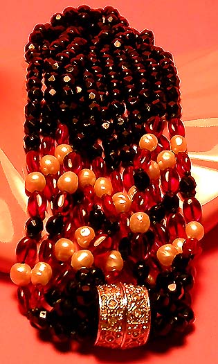 a beautiful vintage costume jewelry necklace unsigned