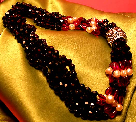 a beautiful vintage costume jewelry necklace unsigned