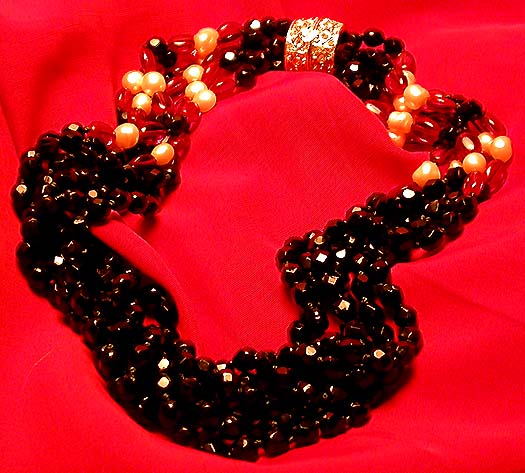 a beautiful vintage costume jewelry necklace unsigned