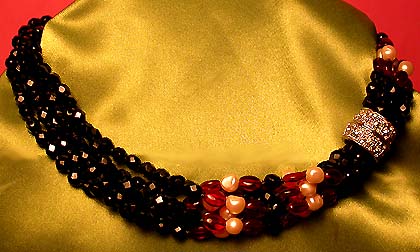 a beautiful vintage costume jewelry necklace unsigned
