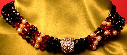 a beautiful vintage costume jewelry necklace unsigned