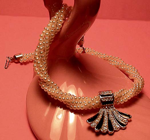 a beautiful vintage costume jewelry necklace unsigned