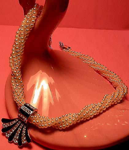 a beautiful vintage costume jewelry necklace unsigned