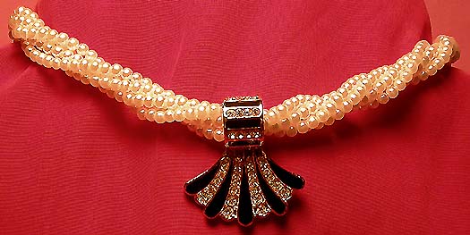 a beautiful vintage costume jewelry necklace unsigned