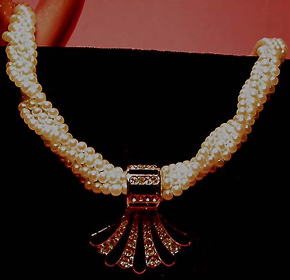 a beautiful vintage costume jewelry necklace unsigned