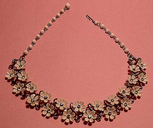 a beautiful vintage costume jewelry necklace unsigned