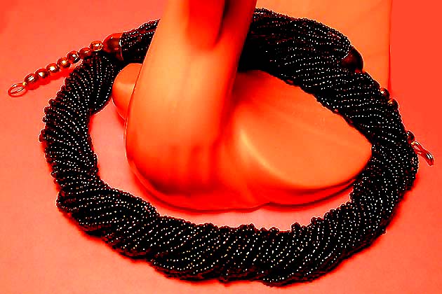 a beautiful vintage costume jewelry necklace unsigned