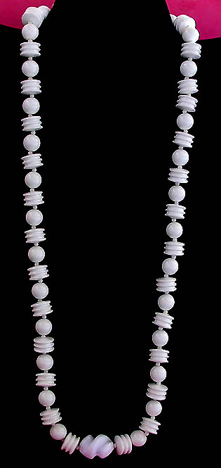 a beautiful vintage costume jewelry necklace unsigned