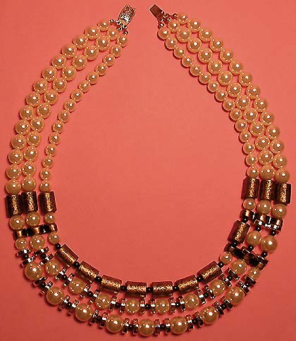 a beautiful vintage costume jewelry necklace unsigned