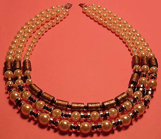 a beautiful vintage costume jewelry necklace unsigned