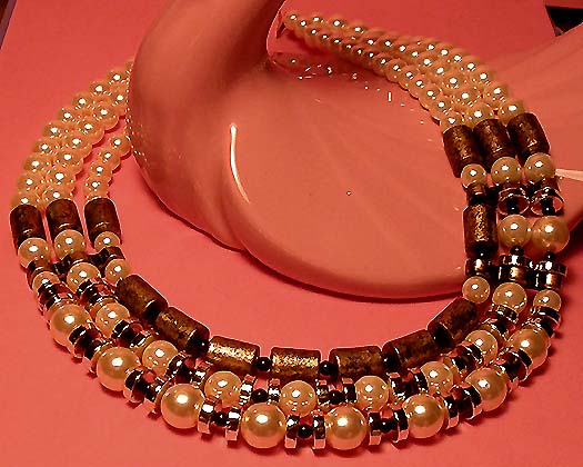 a beautiful vintage costume jewelry necklace unsigned