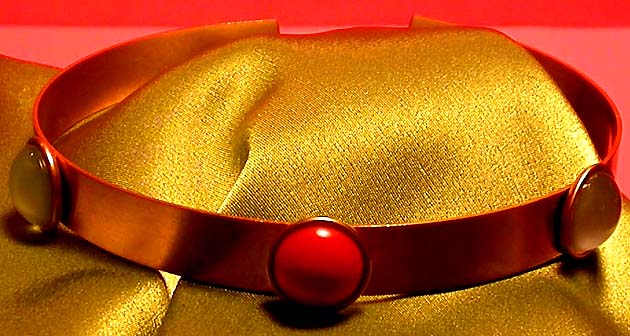 a beautiful vintage costume jewelry necklace unsigned