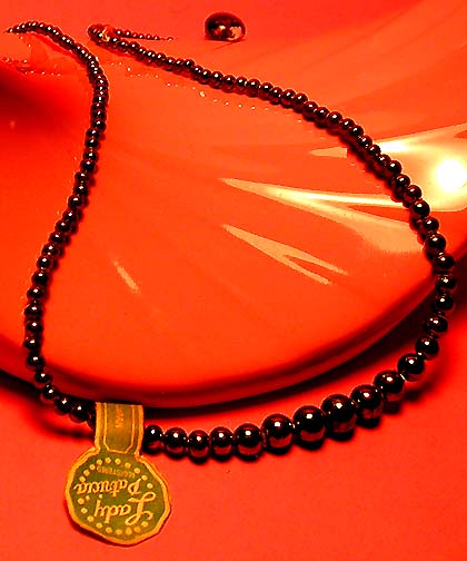 a beautiful vintage costume jewelry necklace unsigned