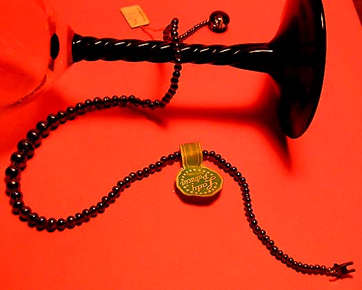 a beautiful vintage costume jewelry necklace unsigned