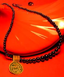 a beautiful vintage costume jewelry necklace unsigned